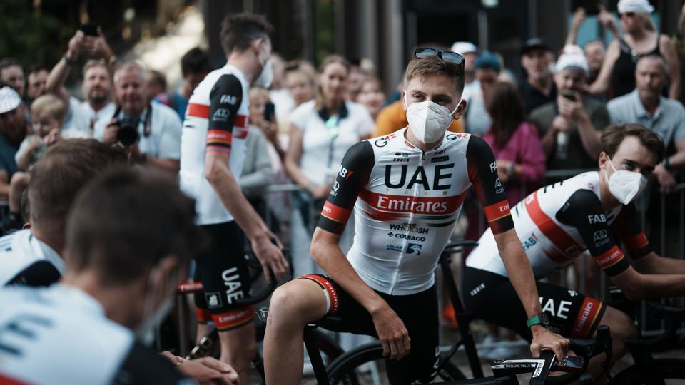 Slovenske Tadej Pogacar i afslappet stil forud for Tour-starten i København fredag. Sloveneren er favorit til den samlede Tour-sejr. <i>Foto: Thibault Camus/Ritzau Scanpix</i>