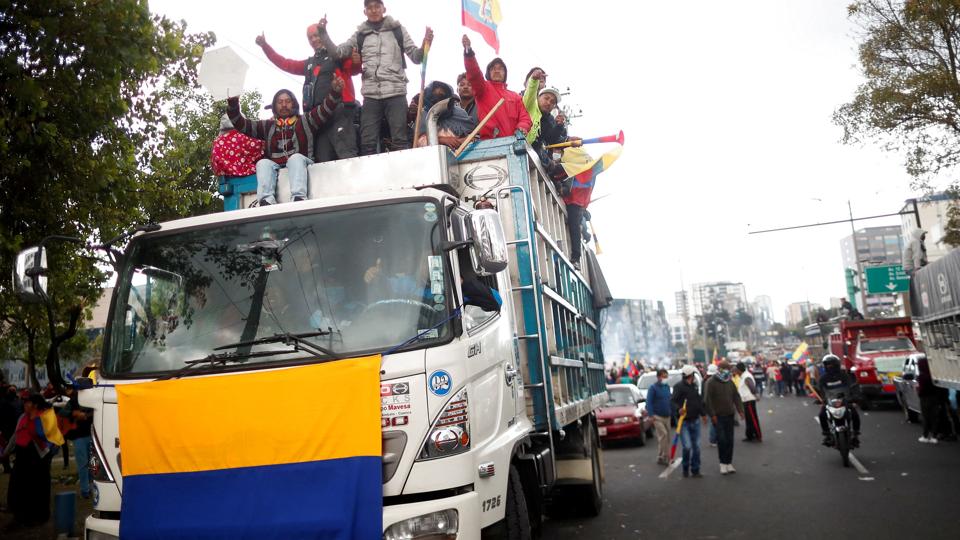 Ecuadorianere fejrer, at der er indgået en aftale mellem landets regering og indfødte ledere, som skal sætte en stopper for protesterne. Aftalen blev underskrevet i hovedstaden Quito torsdag. <i>Adriano Machado/Reuters</i>
