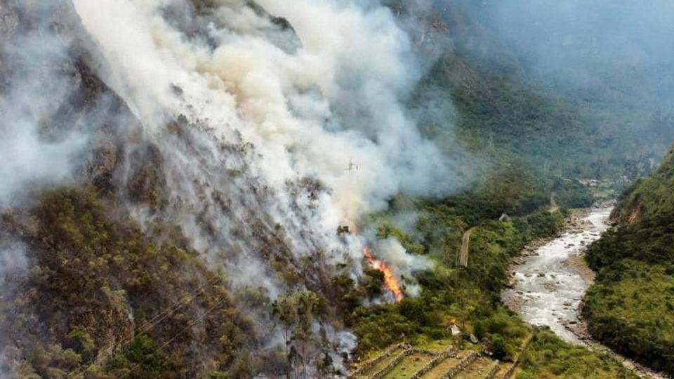 En skovbrand nærmer sig inkabyen Machu Picchu, der blev bygget af inkafolket i 1500-tallet. <i>Ministry Of Culture Of Peru/Reuters</i>