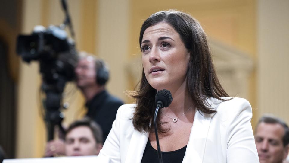 Cassidy Hutchinson vidnede tirsdag for det såkaldte 6. januar-udvalg, hvor hun afslørede detaljer om Donald Trumps gøren og laden den 6. januar 2021. <i>Tom Williams/Ritzau Scanpix</i>