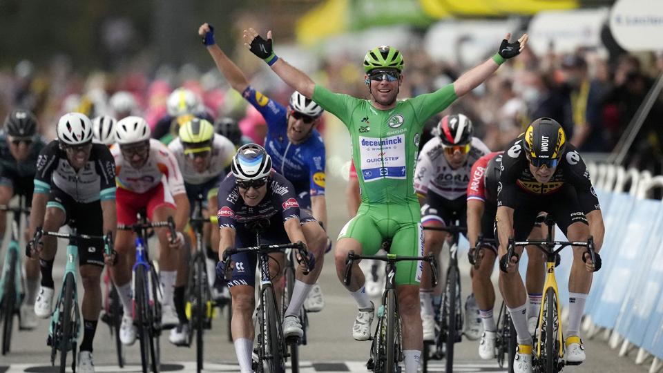 Michael Mørkøv (jublende bagest) har kørt sine sprinterkaptajner til et hav af etapesejre i de største cykelløb. I år skal han hjælpe Fabio Jakobsen til triumf i Tour de France. <i>Daniel Cole/Ritzau Scanpix</i>