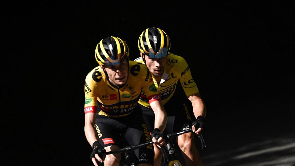 Jonas Vingegaard og Primoz Roglic har vist gode takter, når de har kørt sammen, og Bradley Wiggins ser ingen tegn på dårlig stemning, selv om de begge er udnævnt som kaptajner. (Arkivfoto). <i>Marco Bertorello/Ritzau Scanpix</i>