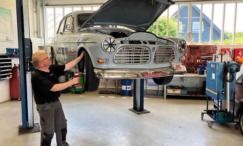 Lars Leed, det er ham med AutoMester-værkstedet i Humlebæk - og den højrestyrede, Ferguson-grå Amazon. Foto: Privat. Lars Leed, det er ham med AutoMester-værkstedet i Humlebæk - og den højrestyrede, Ferguson-grå Amazon. Foto: Privat.