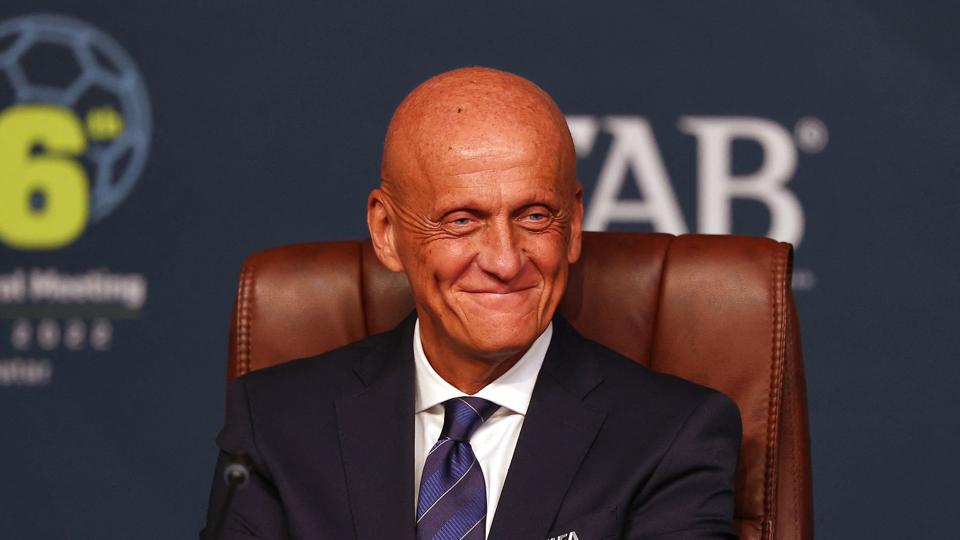 Fifas dommerchef, Pierluigi Collina, forsikrer, at der ikke er tale om robotdommere til VM, men blot en hjælpende hånd til VAR-rummet. Collina er selv tidligere dommer i fodbold. Fra 1998 til 2003 blev han seks år i streg kåret til verdens bedste dommer. <i>Karim Jaafar/Ritzau Scanpix</i>
