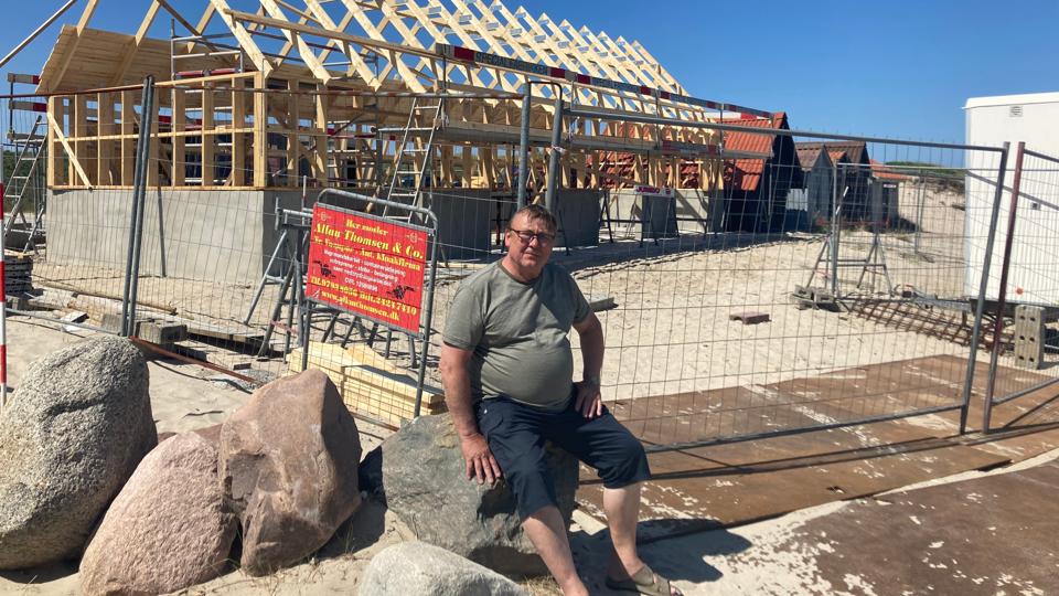 Jørgen Andersen, formand for Vorupør Fiskercompagni- og Fiskeriforenings Fond, fortæller at redskabsskuret er et tilbud til jollefiskere på landingspladsen, som der kommer flere af. <i>Foto: Jens Fogh-Andersen</i>