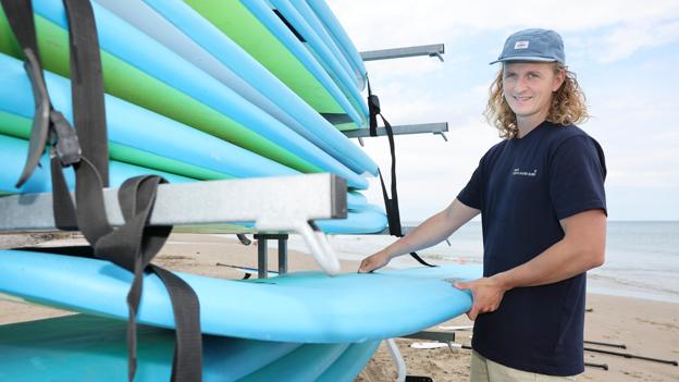 Vejret ved Nørlev kan drille surferne mere, end det er tilfældet i Løkken, fortæller medejer Jonas Brix <i>Foto: Bente Poder</i>