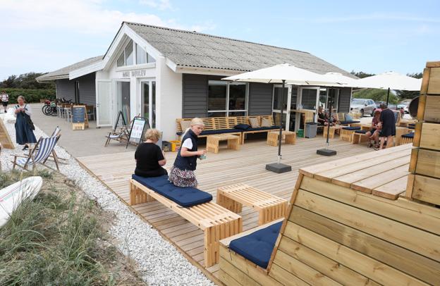 En stor træterrasse indbyder til at slå sig ned <i>Foto: Bente Poder</i>