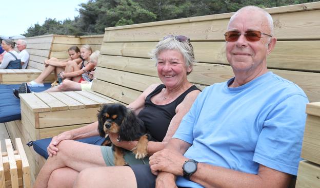 Lene og Peder Pedersen, der har sommerhus i Nørlev er vilde, at der nu kommer mere liv og flere aktiviteter. <i>Foto: Bente Poder</i>