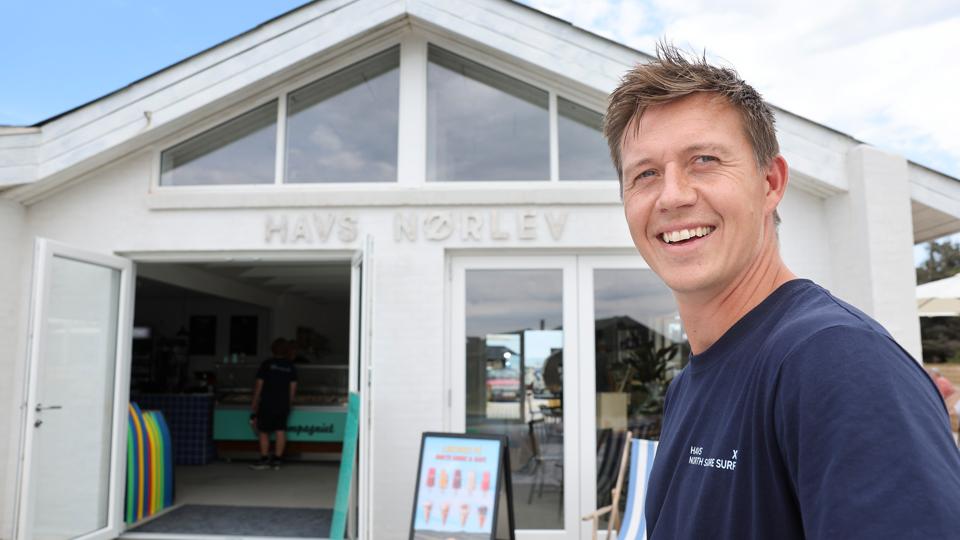 Der er blevet knoklet, for at få den nye cafe og butik klar, fastslår medejer Kasper Brix <i>Foto: Bente Poder</i>