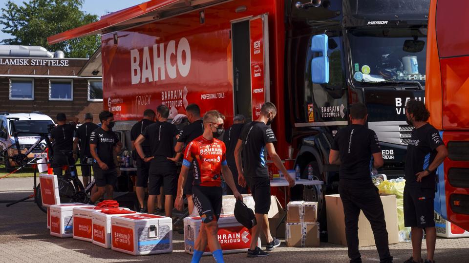 Dansk politi ransagede torsdag et hotel, hvor cykelholdet Bahrain Victorious holdt til før starten på Tour de France. <i>Bo Amstrup/Ritzau Scanpix</i>