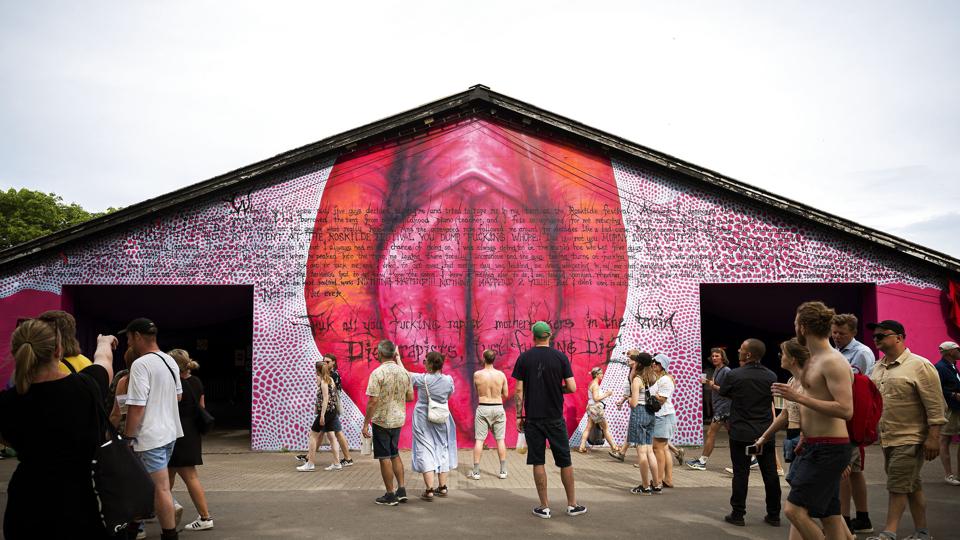 Et kunstprojekt af svenske Carolina Falkholt fortæller om en voldtægtshistorie på en tidligere Roskilde Festival. Det blev først dækket til af festivalen af frygt for at støde voldtægtsofre, men forhænget blev siden fjernet. <i>Ida Guldbæk Arentsen/Ritzau Scanpix</i>