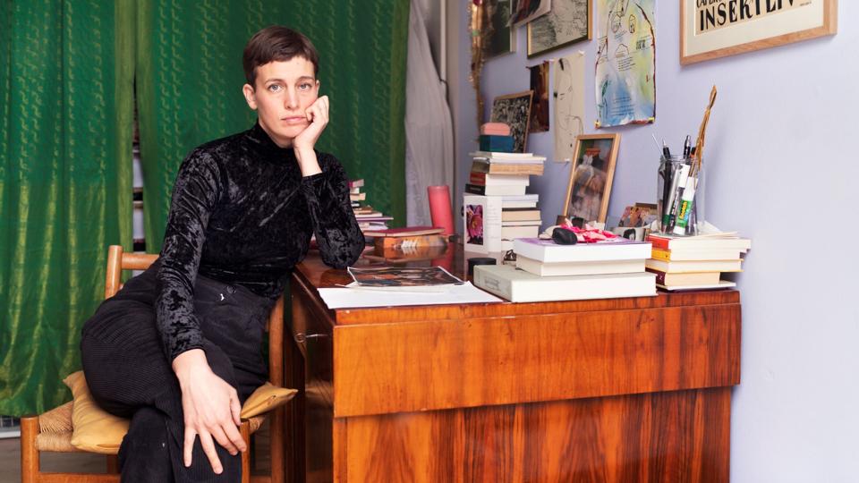 Dramatiker Alexandra Moltke Johansen har skrevet et nyt stykke dramatik til afgangsforestillingen hos Limfjordsteatrets Akademi for Scenekunst. <i>Foto: Lærke Posselt</i>