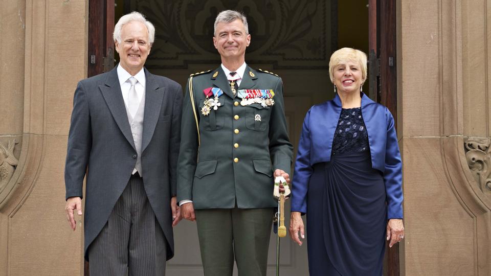 Alan Leventhal, USA's nye ambassadør i Danmark, blev fredag modtaget af dronning Margrethe. På billedet ses han sammen med sin hustru, Sherry, samt dronningens adjudantstabschef, Jens Ole Rossen-Jørgensen. <i>Henning Bagger, Kongehuset/Free</i>