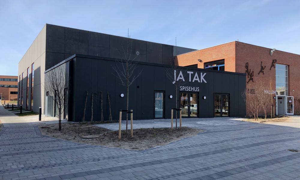 Skejbyen ved Aarhus. Caféen Ja Tak Spisehus, der drives af en ekstern forpagter. Skejbyen ved Aarhus. Caféen Ja Tak Spisehus, der drives af en ekstern forpagter.