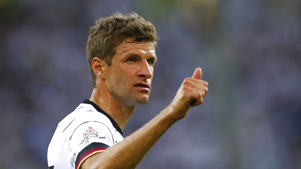 Thomas Müller mener, at det er vanskeligt at indføre ligeløn i tysk fodbold, da mændene genererer flere tilskuere og flere penge. <i>Thilo Schmülgen/Reuters</i>