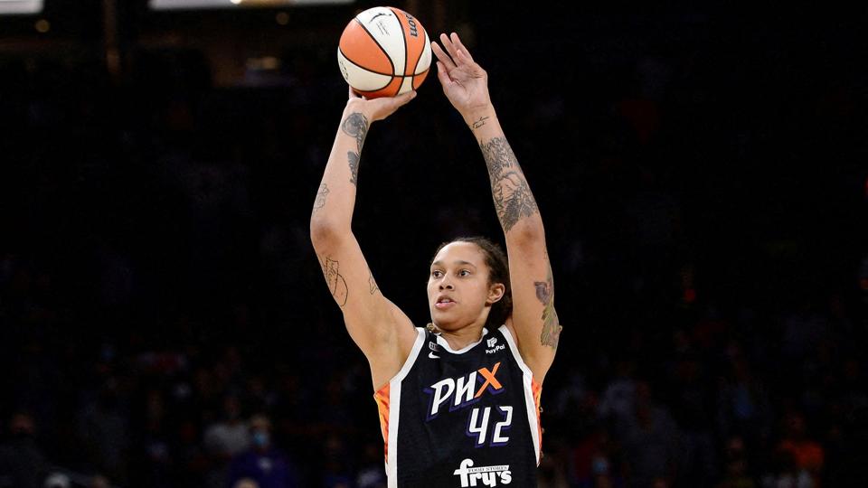 Brittney Griner er en stor profil i amerikansk basketball. Hun har blandt andet vundet OL-guld to gange med det amerikanske kvindehold. Ifølge russiske myndigheder blev hun i februar taget i lufthavnen med cannabisolie og risikerer derfor op til ti års fængsel. <i>USA Today Sports/Ritzau Scanpix</i>