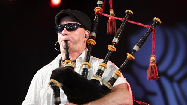 Der er festival hele weekenden, og festen er tilbage for fuld styrke her i sæbepibeversion. <i>Foto: Claus Søndberg</i>