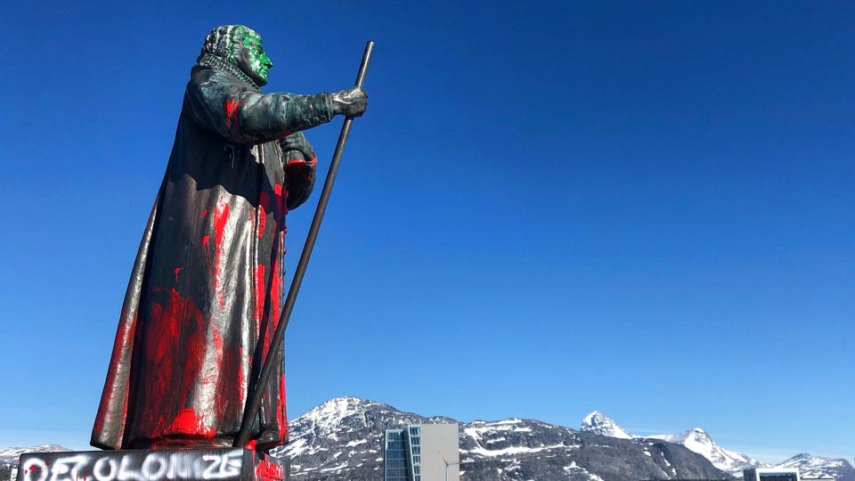 Statuen af Hans Egede blev på Grønlands nationaldag i 2020 overhældt med rød maling. Der blev også skrevet "decolonize" (afkolonisér red.) på statuen. <i>Hans Peter Kleemann/Reuters</i>