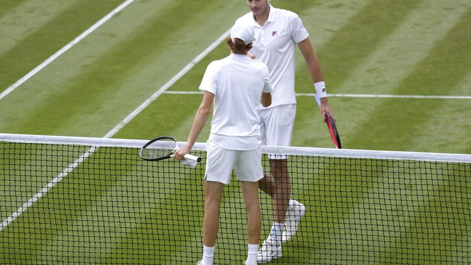 John Isner - længst væk - nærmer sig 14.000 serveesser på ATP Touren. <i>Kirsty Wigglesworth/Ritzau Scanpix</i>