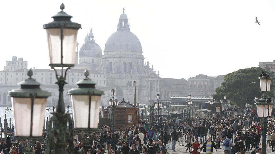 Overfyldte gader i Venedig har medført splittelse blandt lokale i den historiske by, som er afhængig af pengene fra de mange besøgende, men samtidig har behov for en mere bæredygtig håndtering af menneskemasserne. (Arkivfoto). <i>Luca Bruno/Ritzau Scanpix</i>