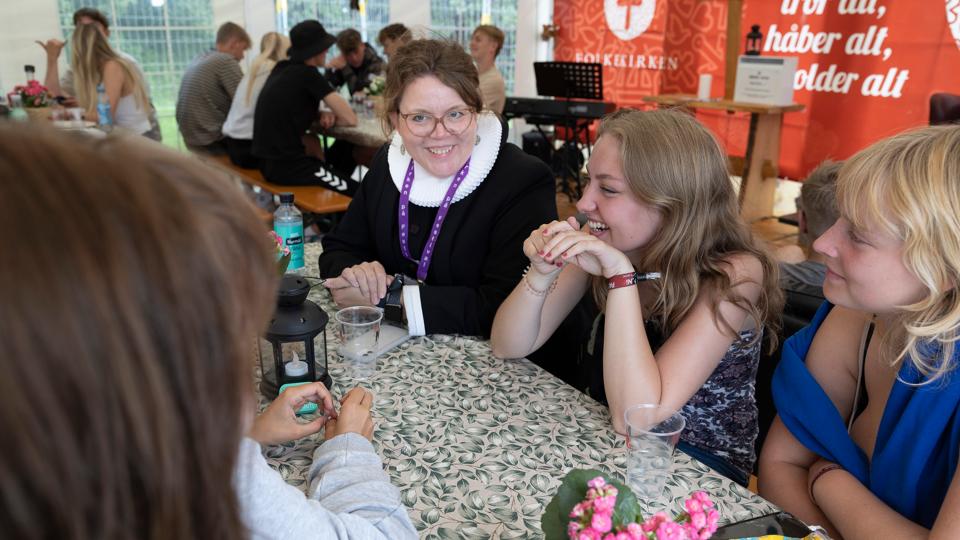 Caris Johansen er præst ved folkekirkens telt på den nye Camp Øst ved dette års Nibe Festival. Her går meget af tiden med at snakke med de unge festivalgængere. - Det er meget inspirerende og meningsfuldt. Da jeg tog hjem torsdag aften var jeg helt høj. Søde, søde unge mennesker, siger hun. <i>Foto: Claus Søndberg</i>
