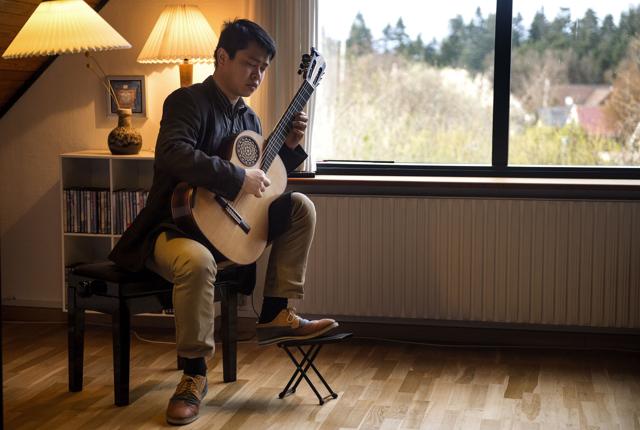 Kulturskoleleder Finn Svit åbnede i april sit hjem for en koncert med guitaristen Samuel Mok fra Hong Kong. Nu kommer en thailandsk kunstner på besøg. Arkivfoto: Laura Guldhammer
