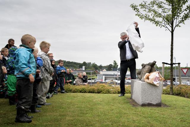 Det var kultur- og fritidsformanden i Mariagerfjord Kommune, Jørgen Pontoppidan (V), som fik æren af at offentliggøre værket "Mor med barn". - Den kan holde til at blive kravlet på, og den kan heldigvis også holde til regnvejr, siger han.