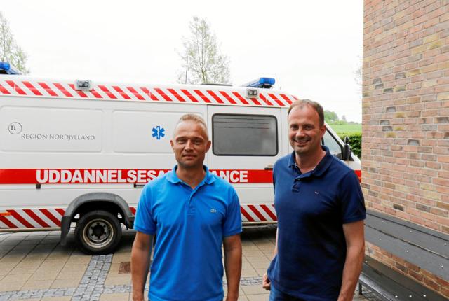 Thomas Sølvkær og Lars Borup, der er redder i Hjørring, er udover at være Falck-reddere i Region Nordjylland også mentorer og undervisere hos UCN act2learn på uddannelsen som paramediciner.