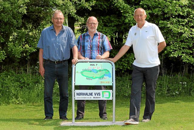 Ole Nøhr, Keld Ahlmann og Lars Rolighed er meget glad for donationen, som skal gå til skilte på hele golfbanen. Foto: Flemming Dahl Jensen