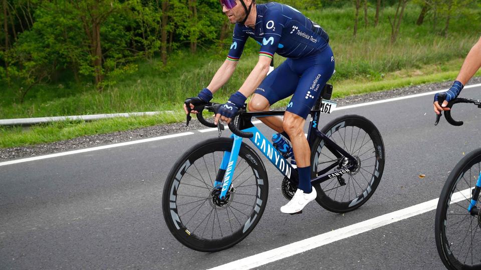 Alejandro Valverde blev ramt af en bil, da han lørdag var ude at træne med en holdkammerat. Ingen af de to er kommet alvorligt til skade. (Arkivfoto). <i>Luca Bettini/Ritzau Scanpix</i>