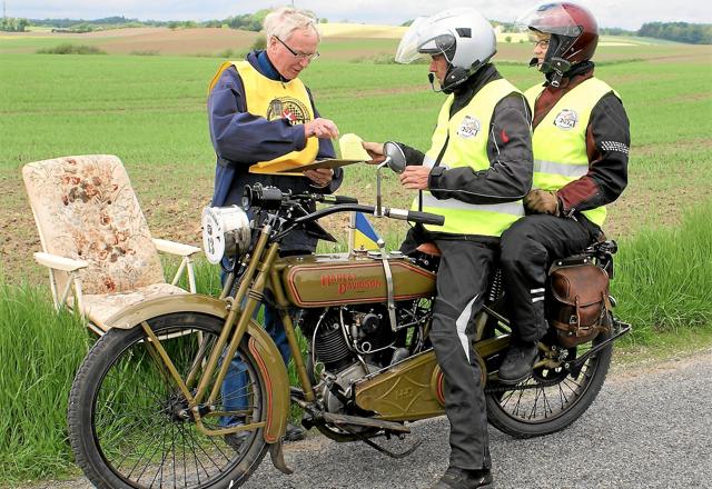 Veteranmotorcyklerne vil 6. maj kunne ses på ejendommen, Degnevænget 18, Bjergby, hvor deltagerne holder frokostpause. Privatfoto