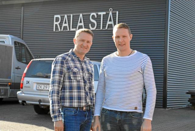 Steen Langberg og Jesper Simonsen foran deres succesfulde virksomhed i Assens. Foto: hhr-freelance.dk