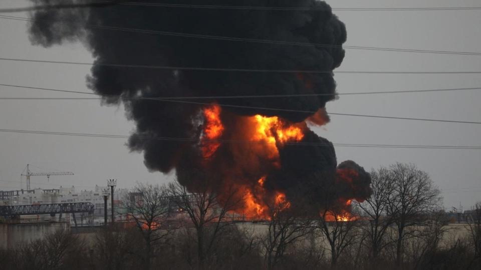 1. april udbrød der brand i et brændstofdepot i den russiske by Belgorod. Den lokale guvernør beskyldte Ukraine for at stå bag. Natten til søndag melder guvernøren om nye sprængninger i byen, der ligger tæt på grænsen til Ukraine. <i>Belpressa/Reuters</i>