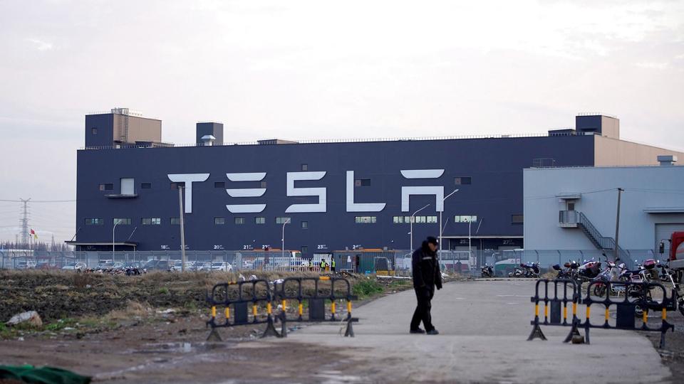 Teslas fabrik i Shanghai i Kina har været midlertidigt lukket som følge af covid-19-restriktioner og det afspejles i antallet af leveringer af køretøjer i andet kvartal, der viste en nedgang i forhold til første kvartal. (arkivfoto) <i>Aly Song/Reuters</i>