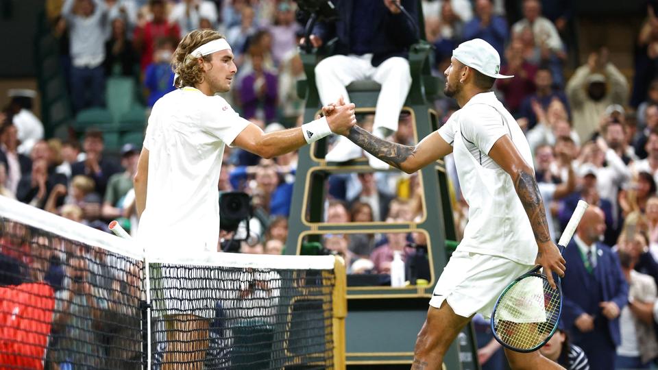 Stefanos Tsitsipas og Nick Kyrgios sagde tak for kampen lørdag, men efterfølgende var der ikke mange pæne ord mellem de to spillere. <i>Hannah McKay/Reuters</i>
