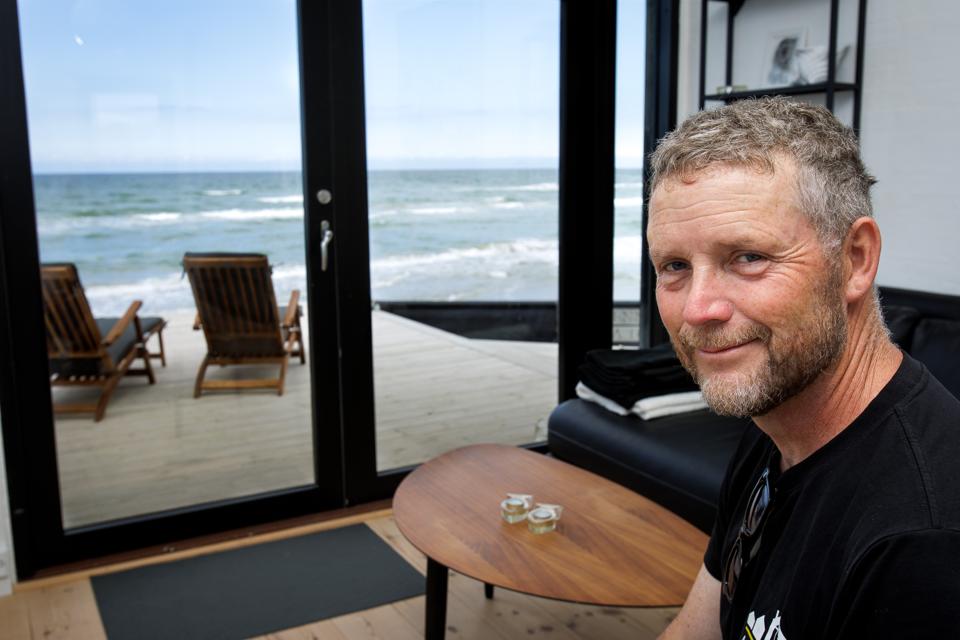 Hvis beliggenheden er unik, kan et sommerhus på blot 43 kvadratmeter uden problemer lejes ud til samme pris, som man skal give for et stort luksussommerhus. For Bent Agathon Leifsgård blev det lille hus samtidig startskuddet til en kursændring i hans liv. <i>Foto: Bo Lehm</i>