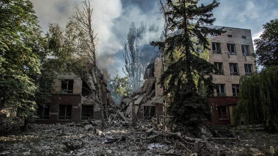 Røg stiger op over ødelagte bygninger i Lysytjansk på et billede taget 17. juni. <i>Stringer/Reuters</i>
