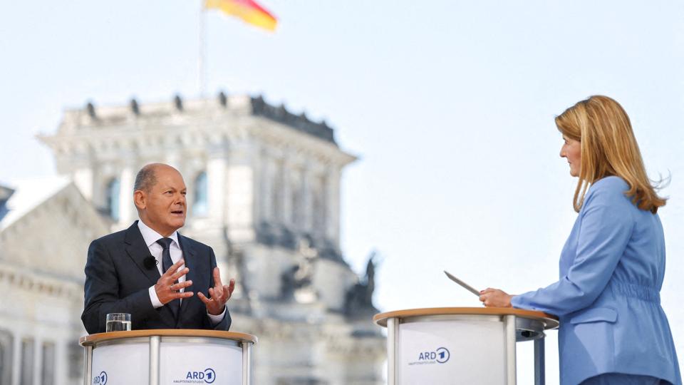 Den tyske kansler, Olaf Scholz, bliver interviewet at tv-journalisten Tina Hassel under det traditionelle sommerinterview med tv-stationen ARD. <i>Christian Mang/Reuters</i>