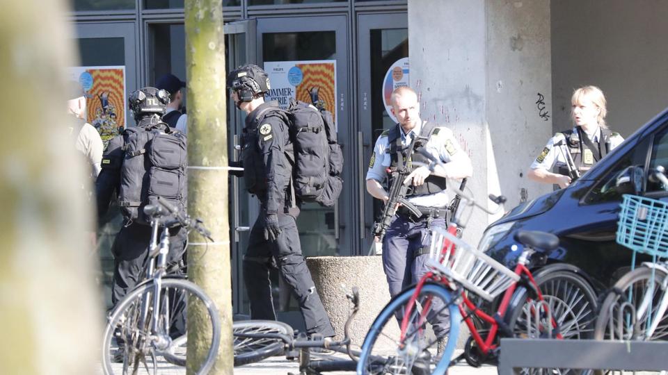 Politiet er talstærkt til stede foran indkøbscenteret Fields på Amager. <i>Presse-Foto.dk/Ritzau Scanpix</i>