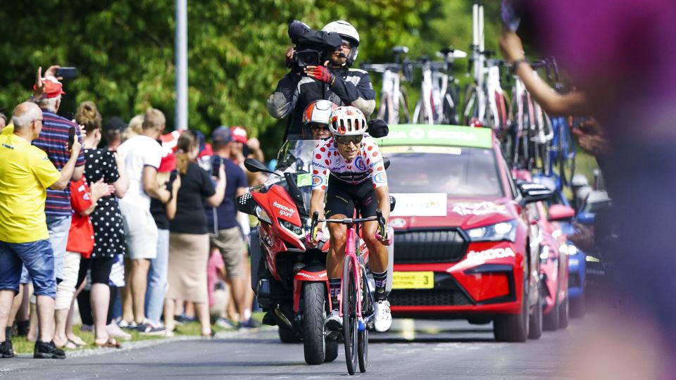 Magnus Cort kørte omkring 130 kilometer i bjergtrøjen søndag og blev skreget frem af de danske fans. <i>Bo Amstrup/Ritzau Scanpix</i>