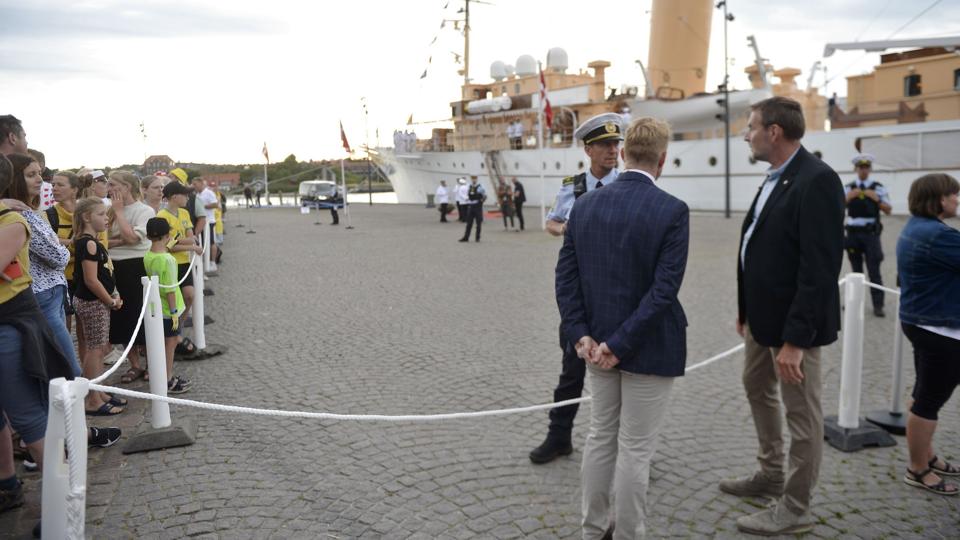 Gæsterne ankommer til kronprinsparrets reception med deltagelse af blandt andre statsministeren efter den danske del af cykelløbet Tour de France, på Kongeskibet Dannebro i Sønderborg Havn. <i>Tim K. Jensen/Ritzau Scanpix</i>