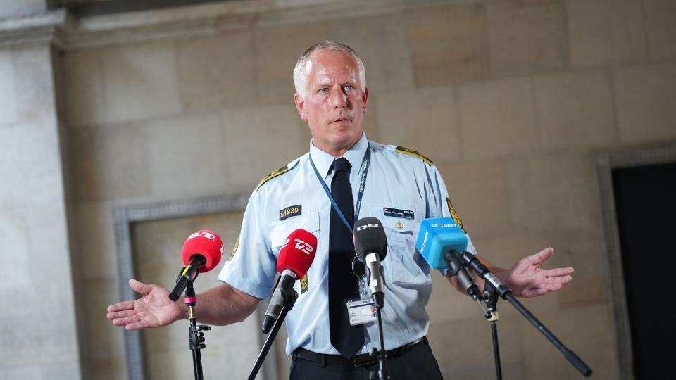 Københavns Politis chefpolitiinspektør Søren Thomassen orienterer om hændelsen i Fields på et doorstep pressemøde på Politigården. <i>Emil Helms/Ritzau Scanpix</i>