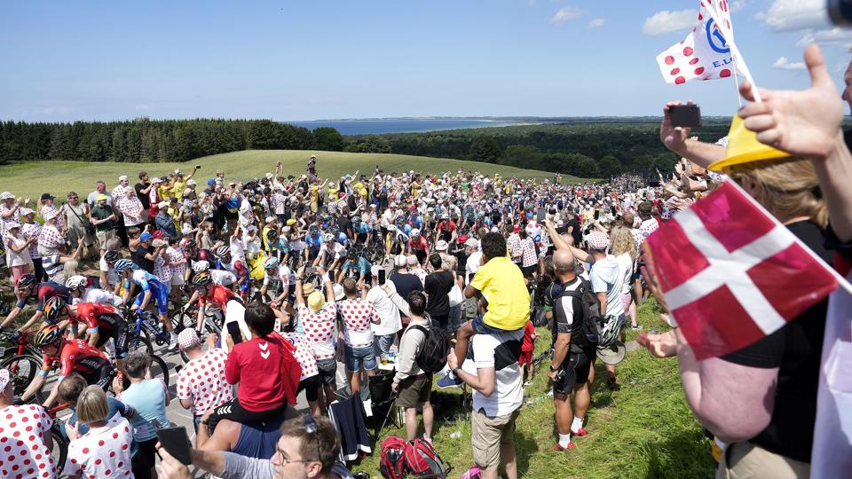 Tour de France-feltet har de seneste tre dage kørt rundt i Danmark. Nu sender adskillige hold venlige tanker til danskerne efter søndagens skyderi i Field's i København. <i>Keld Navntoft/Ritzau Scanpix</i>