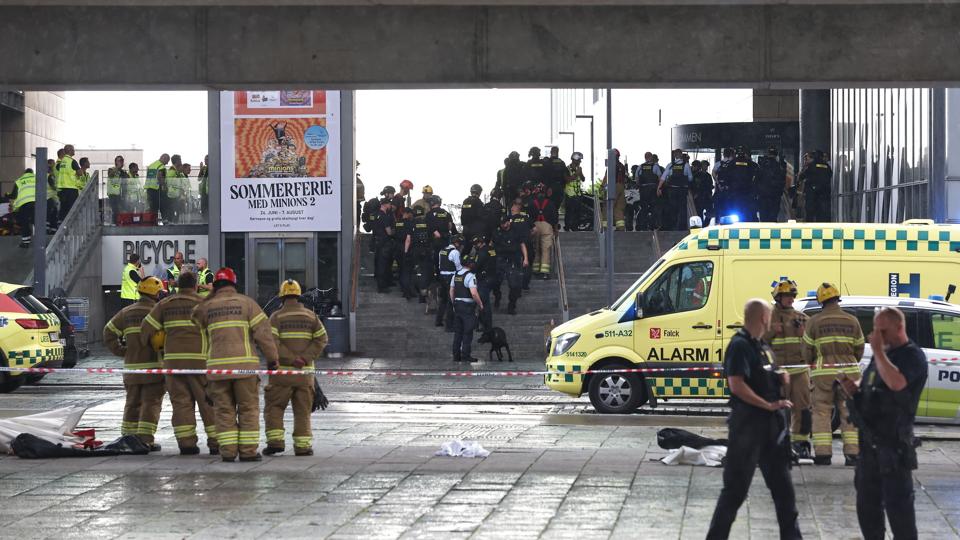 Politifolk og ambulancer på plads foran storcenteret Fields på Amager, hvor et voldsomt skyderi fandt sted søndag. Mange mennesker formåede at flygte fra stedet, mens andre fandt vej til butikkers baglokaler for at komme i sikkerhed. <i>Olafur Steinar Gestsson/Ritzau Scanpix</i>