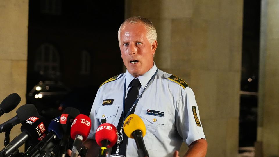 Chefpolitiinspektør Søren Thomassen fortæller til et pressemøde, at den mistænkte for skyderiet i Field's kan have brugt flere våben. Den mistænkte kan på sociale medier ses i videoer, hvor han poserer med våbnene. <i>Claus Bech/Ritzau Scanpix</i>