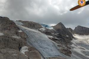 Mindst seks personer er dræbt i gletsjerulykke i Italien
