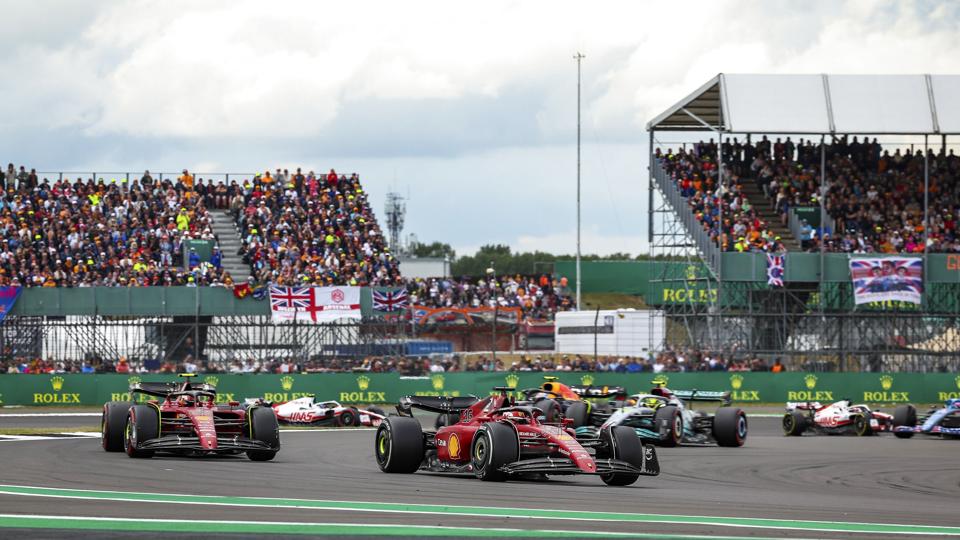 Søndag dannede Silverstone i England rammerne om Formel 1-grandprix. En voldsom ulykke og klimaaktivister stjal en del af showet. <i>Hoch Zwei/Ritzau Scanpix</i>