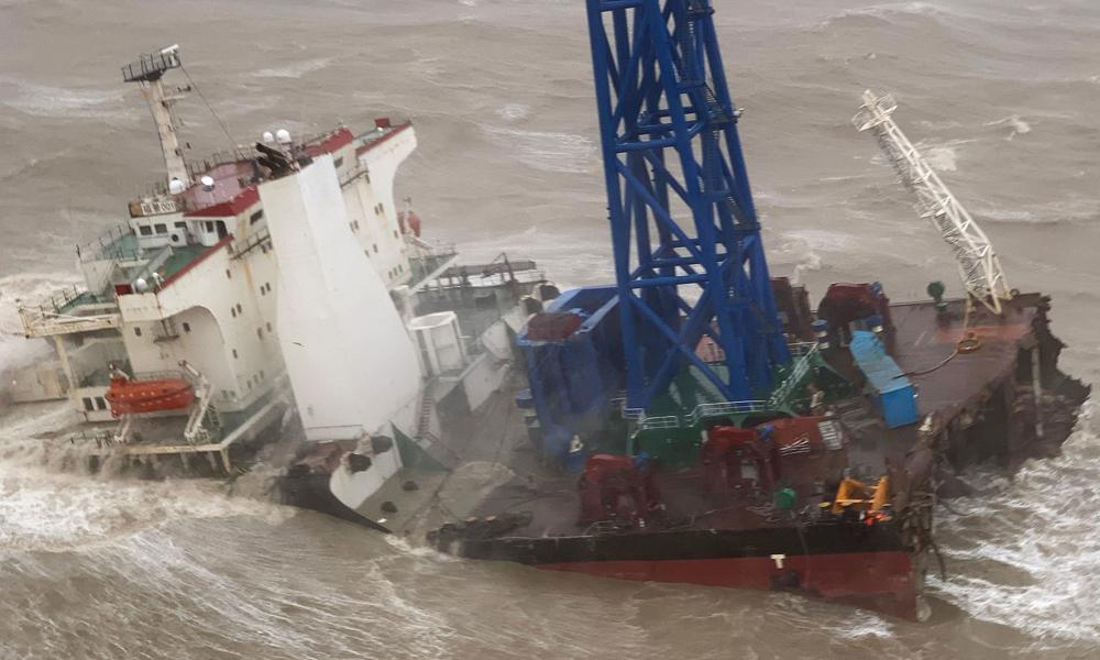 Her ses det nødstedte skib lørdag, efter at det var brækket i to under en tropisk storm i Hongkong. Her ses det nødstedte skib lørdag, efter at det var brækket i to under en tropisk storm i Hongkong.