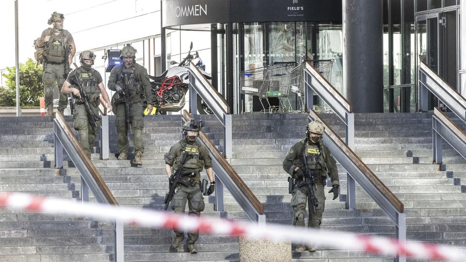 Shoppingcenteret Field's og parkeringsområdet ved centeret er foreløbigt lukket i mindst en uge, efter at tre blev skudt og dræbt søndag aften. <i>“lafur Steinar Rye Gestsson/Ritzau Scanpix</i>