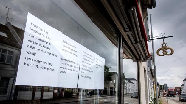 "Kære Farsø og Vesthimmerland. Det er med vand i øjnene og klump i halsen, at vi skriver dette opslag," lyder det på butikkens skilte, der fortæller om konkursen. <i>Foto: Torben Hansen</i>
